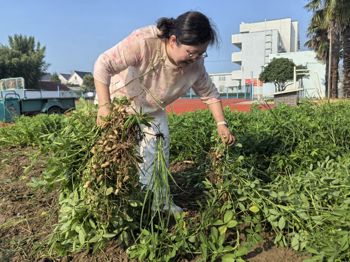 脚下沾泥土 心中悟艰辛
