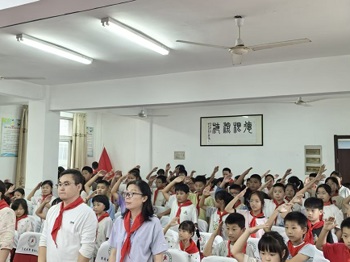 红领巾心向党，做新时代好队员  